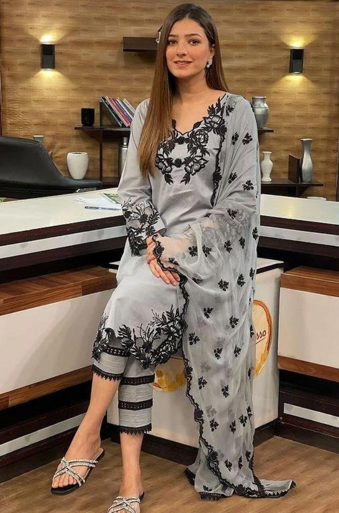 SUMMER COLLECTION LAWN  Heavy Embroidered 1559